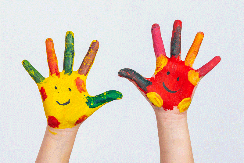 pädagogische-akademie-praxisideen1 Pädagogische Akademie, Praxisideen, Farbenmischwerkstatt, Kinderhände bunt angemalt mit Fingerfarbe