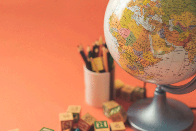 Pädagogische Akademie, Praxisideen, Kinder erobern die Welt, Globus mit bunten Stiften