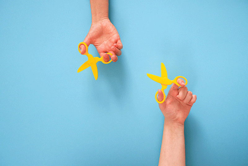 Pädagogische Akademie, Praxisideen, Kinder mit gelben Kinderscheren in den Händne